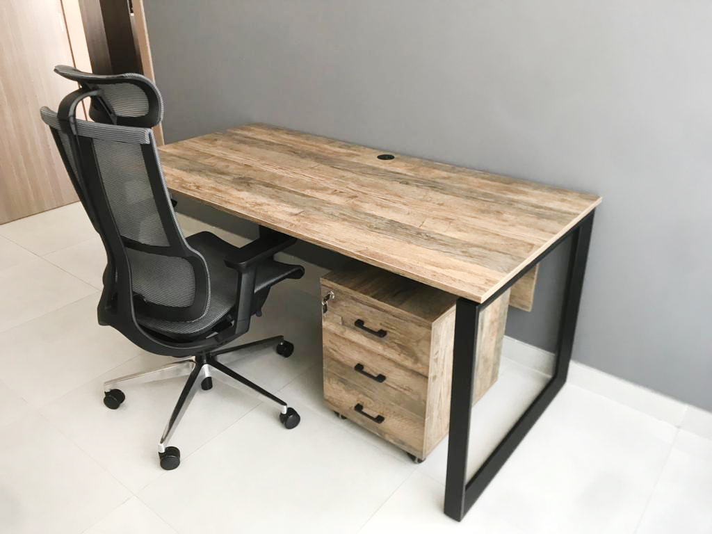 Selkeä kirjoituspöytä järjesteltynä tukemaan keskittynyttä työskentelyä — esimerkki ympäristön suunnittelusta